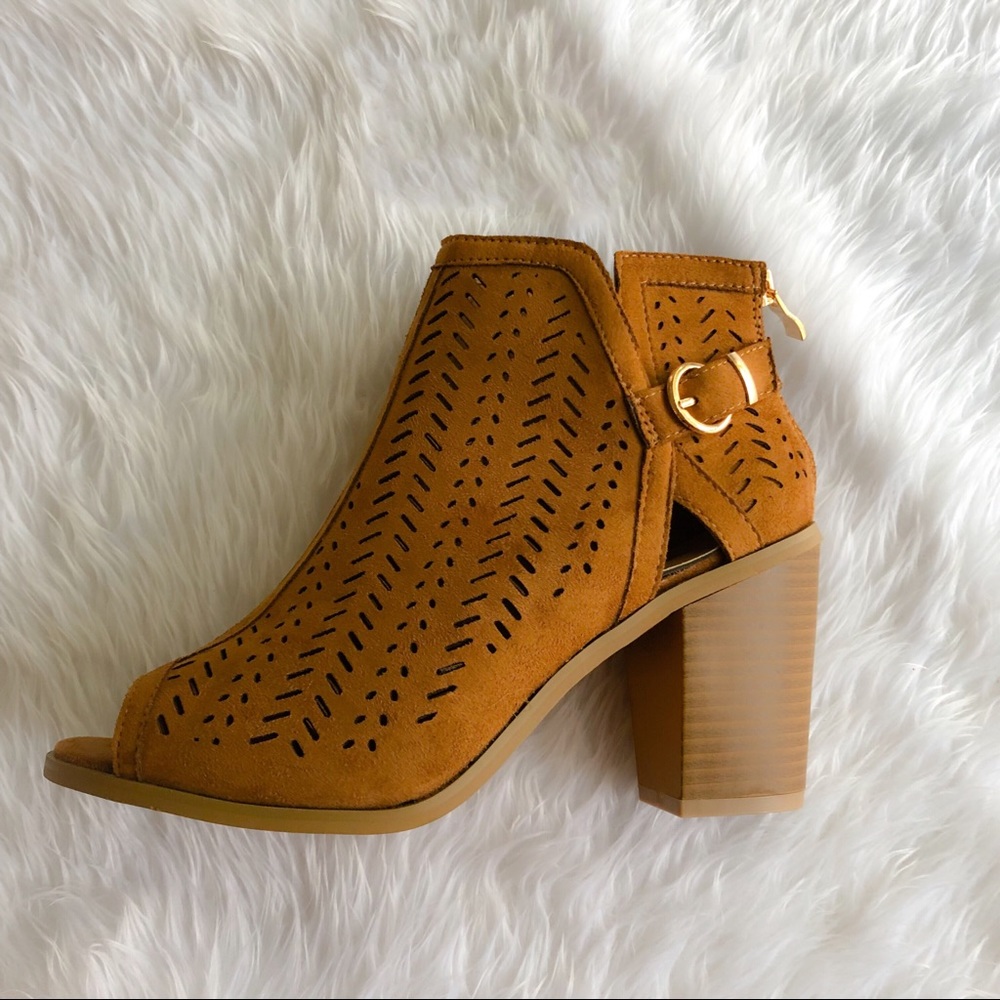 🎁 🎉2X HP🎉 NWT Perforated Suede Booties - Picture 2 of 3